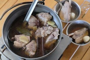 冬キャンプにもぴったり！  旨味たっぷりのスパイススープ「バクテー（肉骨茶）」レシピ【季節の外ごはん vol.64】