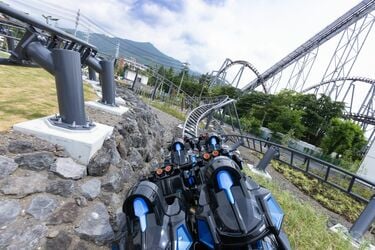富士山を眺め（る余裕もなく）天空を翔けるバイクで爆走！ 富士急ハイ
