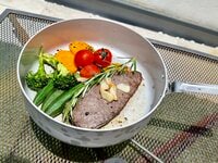 一生モノの “アウトドア用フライパン” はコレ！  びっくりするほど美味しく肉が焼けるエバニューの「HD.ALU Pan」使用レポート