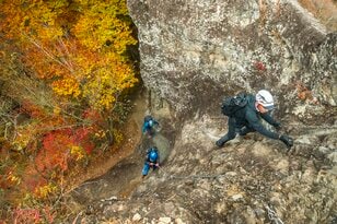 【妙義山】紅葉と奇岩のコントラストが見事な石門群をいく錦繍の絶景巡り！  スリリングすぎる “石門コース” 登山　群馬県｜2025年
