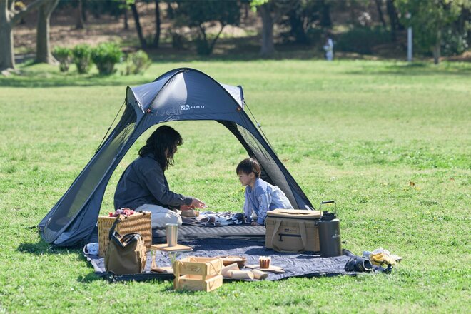 広げるだけで「日よけ＆プライベート空間」が作れるポップアップテント「EASE POP TENT」収納や持ち運びもしやすい【WAQ】の画像003