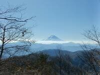 登山口から90分で「富士山」眺望の山頂へ！  山梨百名山「源次郎岳」で静かな「冬ハイキング」を堪能！  下山後は温泉も【山梨県甲州市】