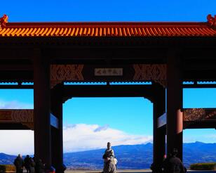 関東有数の温泉地「伊香保」でまさかの異国体験！？  台湾ルーツ「佛光山法水寺」の絶景＆お宝グッズ目白押し「伊香保アメリカンビレッジ」レポート