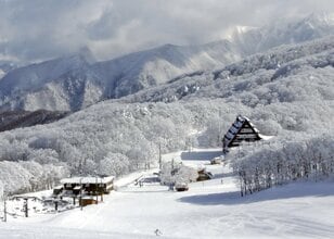 【非日常世界！ ゲレンデのど真ん中に泊まる】霧氷に囲まれた広大な大自然を体感できる「forest inn SANGORO」山形県・蔵王温泉スキー場