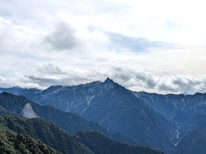 “モンゴルの星空” より美しい！？  北アルプス「燕岳」は山小屋泊入門の大正解！  天界の生ビールやスイーツにも大満足  2025年シメの山行記【双葉社登山部 山行レポートvol.3】の画像010