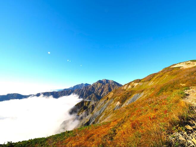 【八方池】思わず足が止まる「パーフェクト水鏡」！  空の青・秋の白馬連峰が丸映り＆振り返ってもまだ青く… 朝日と登る「唐松岳」9月絶景レポの画像005