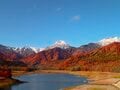 紅葉に染まる妙高の峰々に新雪が輝く！ 三段紅葉の景色が広がる「笹ヶ峰高原」 “夢見平”と“苗名滝”で秋を満喫【新潟県・2023年】の画像001