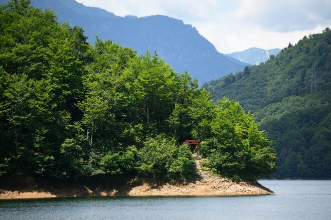 一面が紅葉に包まれた絶景「奥只見湖」の遊覧船体験！  まさにこれからが紅葉の盛り【新潟県魚沼市】の画像008