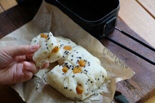 【メスティン × ホットケーキミックス】子どもでも簡単に作れる「ジャンボおいも蒸しパン」【季節の外ごはん vol.56】