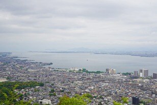 琵琶湖のパノラマビュー＆湖風が心地よい「長等山」駅からアクセス・片道1時間のゆるやか低山ハイキング！【滋賀県大津市】
