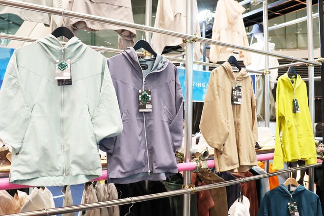 【ショップ店員に聞く！ 注目のアウトドアウェア】着たほうが涼しくなる！  まさかの “フルクローズ” 長袖パーカー「XShelter 暑熱α フーディー」 16の機能搭載で夏アウトドアは超快適に！〈ワークマンvol.1〉の画像002