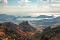 紅葉シーズンも絶景！  日本三大渓谷美のひとつ「寒霞渓」 ロープウェイ山麓駅からの2時間ハイキング！  見どころ多彩「小豆島」観光とセットもOK