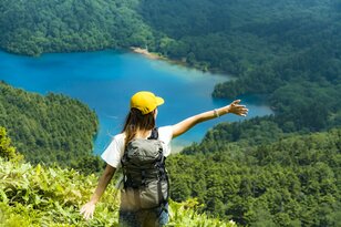 たった1時間歩くだけ！息を呑む「空よりも青い」神秘の大沼ブルー 