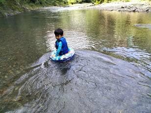 「移住した自然ガイドに聞きました」 田舎で子育てをするメリットとデメリット＜前編＞【耕して、焙煎して、走る男　人口2,800人の村に移住してみました vol.9】