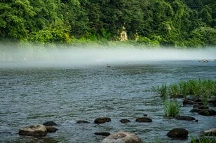 “川遊びの本格シーズン” 雨から数日後、晴天続きの梅雨の中休みに増水し出した川！ 「意外と知られていないダム放流」 2024年