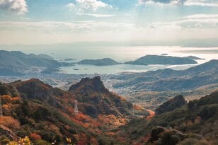 紅葉シーズンも絶景！  日本三大渓谷美のひとつ「寒霞渓」 ロープウェイ山麓駅からの2時間ハイキング！  見どころ多彩「小豆島」観光とセットもOK