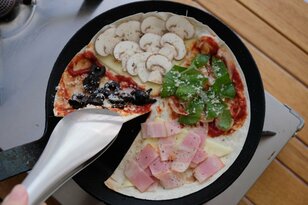 キャンプで作れば絶対盛り上がる！ トルティーヤで簡単「折りたたみピザ」【季節の外ごはんvol.49】