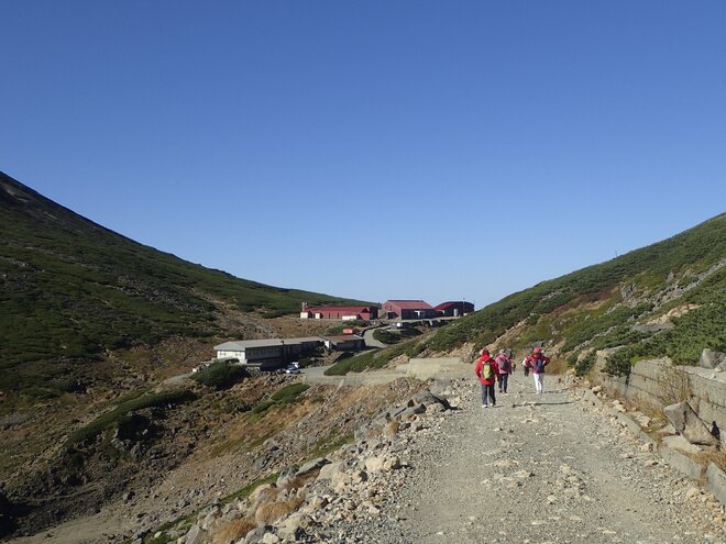 【晩秋登山】シャトルバス運行終了間近、澄みきった青空広がる「乗鞍岳」へ！  下山後は高原を散策して心身を癒す「歩治」を体験の画像004