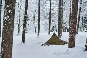 ＜だからやめられない！＞「真っ白な湖畔の雪中キャンプ」でしか見られない「息を呑むような景色」に会いに行こう【絶景キャンプ場ガイド-言葉を失うほどの風景に会いに行こう- vol.18】