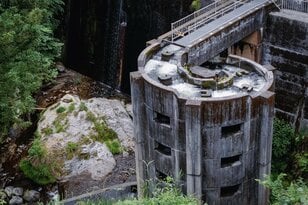 一度は見るべき、レア構造物！  日本一の高低差「らせん魚道」とは？  天然魚に優しい河川ジャンクション「上木馬瀬砂防堰堤」【ゆる6輪の旅 vol.03 群馬県安中市】