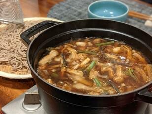 日テレ『ケンミンショー』や『月曜から夜ふかし』で絶賛された長野・松本「とうじそば」！  市民が激オシする本場の名店と近隣スキー場