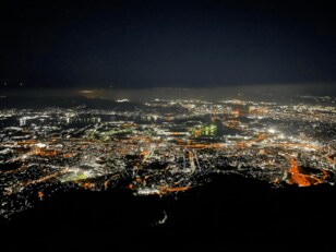 「新・日本三大夜景」に選ばれた福岡県・皿倉山「夜桜と100億ドルの夜景」驚異の眺望