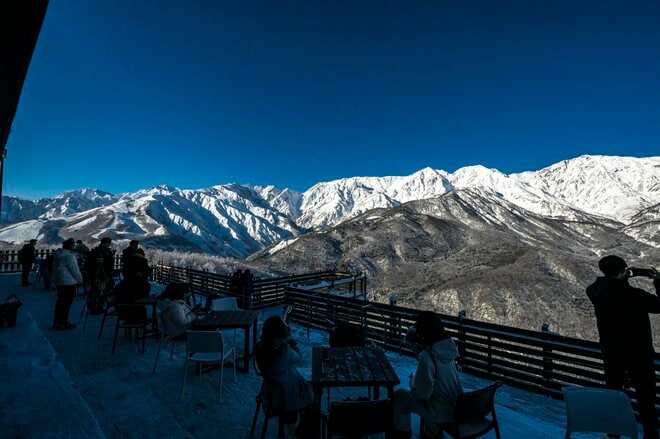 【白馬岩岳マウンテンリゾート】待望のスキー場オープン日！ 「リニューアルされたベースセンターに注目」  “滑る人も滑らない人も” 国際色豊かなゲストたちで賑わう   長野県｜2025年の画像008