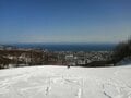 「雪景色と大海原」のありえない絶景パノラマ！  山頂から海を眺めてパウダースノーを楽しめる「北海道のスキー場」3選の画像002