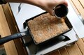 “夏キャンプで屋台気分”を味わえる！？  卵焼き器で焼く「スクエアつくね」がビールにぴったり！【季節の外ごはん vol.43】の画像008