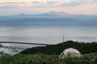 国後島を見ながらキャンプ!?  世界遺産の自然と海の恵みをたっぷり味わう「知床羅臼 野遊びフィールド」＆「羅臼オートキャンプ場」【北海道・羅臼町】