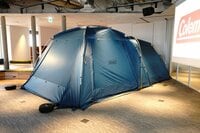 雨音を和らげる「レインカーム」テクノロジー搭載！  より静かで快適なキャンプができるNEWテント【コールマン「レインカーム2ルーム／3025DR」】