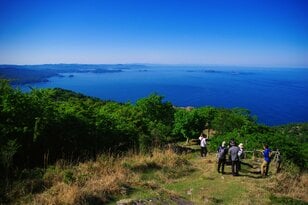【5月は神の島へ！】リアスの海岸線を引き立てる青い海「絶景とご利益の島」 宮城県の金華山【月めくりの低山カレンダー #05】