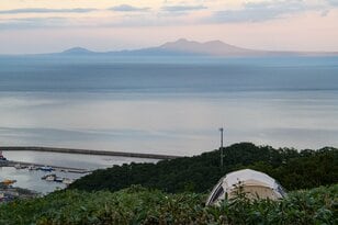 国後島を見ながらキャンプ!?  世界遺産の自然と海の恵みをたっぷり味わう「知床羅臼 野遊びフィールド」＆「羅臼オートキャンプ場」【北海道・羅臼町】