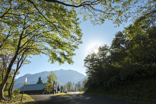 【登山】紅葉の当たり年！ 「白池に映る秋の彩りと山々の絶景を楽しむ、戸倉山の古道歩き」 “塩の道”   新潟県・2025年の画像001
