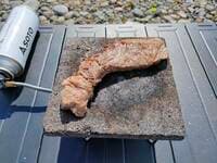 肉を焼けばわかる違い！  注目アウトドア調理ギア「溶岩プレート」の実力【実食レポート】