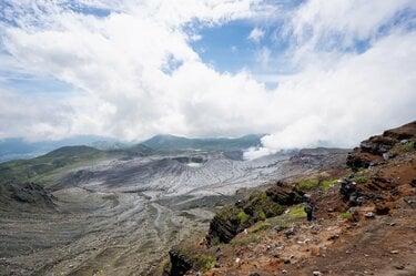 世界的にも珍しい】活動中の火口を間近で見られる「阿蘇山」2022年
