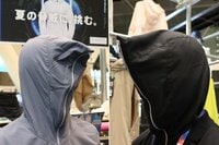 【ショップ店員に聞く！ 注目のアウトドアウェア】着たほうが涼しくなる！  まさかの “フルクローズ” 長袖パーカー「XShelter 暑熱α フーディー」 16の機能搭載で夏アウトドアは超快適に！〈ワークマンvol.1〉