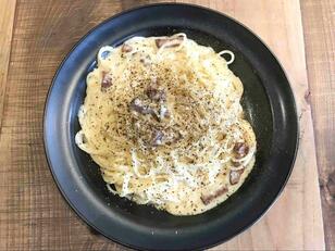 現役シェフが伝授する「生クリームなし」「フライパン1つ」の10分カルボナーラ【キャンプ飯】