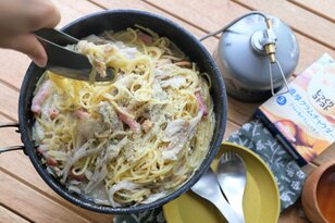 最強の万能アウトドアクッカー「フライパン1つ」で完結する”ワンポットパスタ”って？【季節の外ごはん vol.22】