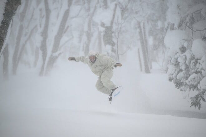 「青森スプリング・スキーリゾート」  新サービス “リゾートガイドツアー” にレジェンド・スノーボーダーと参加！  ハイク不要の “パウダースノー” 堪能レポート！【青森県鯵ヶ沢町】の画像003