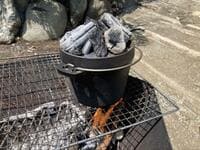 小型でも本格！  ダイソー「ダッチオーブン」で定番 「焼く・炊く・煮る」調理＆実食レポ！  ソロ＆デュオキャンプに