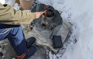 冬キャンプの主役「焚き火」でのハズせない「愛用ギア」5選！ ウェア＆アイテム「数年使ってみた」正直レポ【動画あり】