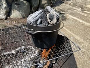 小型でも本格！  ダイソー「ダッチオーブン」で定番 「焼く・炊く・煮る」調理＆実食レポ！  ソロ＆デュオキャンプに