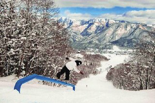 3 月からは栂の森ゲレンデに移動し、違った魅力が味わえるスノーパーク
