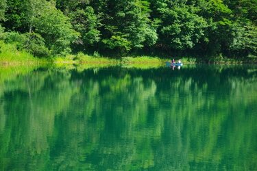 清水が湧くゆるキャン△の聖地へ】山上に水を湛える神秘の湖「四尾連湖