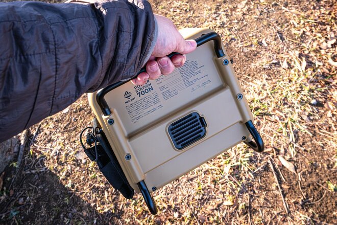 ガジェットのトップランナーが本気で考えた “アウトドア特化型ポタ電” エレコム「POWER STATION 700N」 この軽さ… 屋外電気事情を変えるかも！？の画像002
