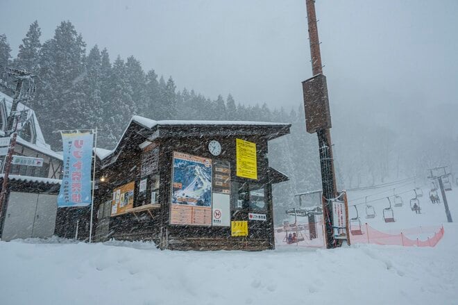 【富山県】雪景色の世界遺産の懐で滑る！  雪煙と湯けむり、はしご旅へ 「たいらスキー場」と「五箇山の合掌造り集落」 2026年の画像001