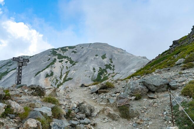 白馬連峰の稜線に建つ天空の山小屋「天狗山荘」 “360度の絶景” と “高山植物の希少種ウルップソウ”  自慢の「天狗鍋」も堪能【長野県白馬村】の画像009