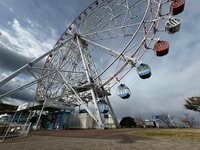 一日遊べるスポット「淡路SA」の魅力！  クルマで「上り下りの行き来」OK＆駅からバスアクセスも！  大展望の観覧車・地元グルメ実食「現地レポ」【神戸淡路鳴門自動車道】