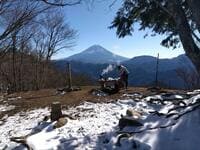 新雪の「蛾ヶ岳」から「富士山」を望む！ 軽アイゼンデビューにもぴったりの絶景スノーハイク！ 『ゆるキャン△』にも登場「四尾連湖キャンプ場」から「登山レポ」